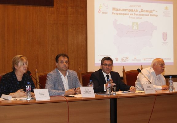 Издателят на “24 часа” Венелина Гочева, кметът на Търново Даниел Панов, министър Николай Нанков и шефът на АПИ Дончо Атанасов откриват срещата.