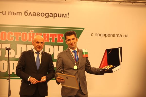 Вицепремиерът Томислав Дончев и носителят на златния ритон Кирил Петков.