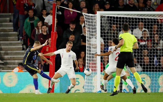 Валон Бериша вкарва втория си гол във вратата на Англия, за да направи изоставането на Косово 2:5.
