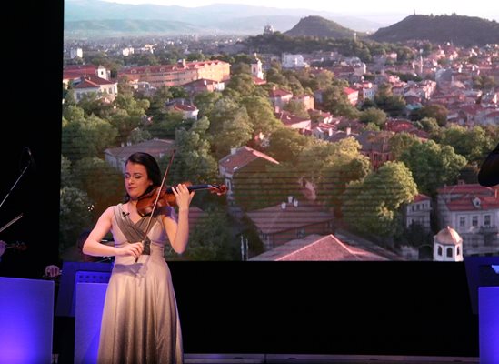 Гост-солистът Лия Петрова свири на спектакъла с цигулка от 1690 г.