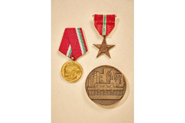 Възпоменателният медал "100 години Георги Димитров"