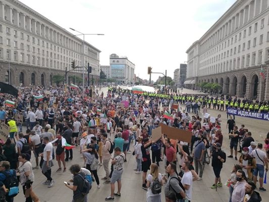 Вчерашният протест на площада Снимка: Йордан Симеонов
