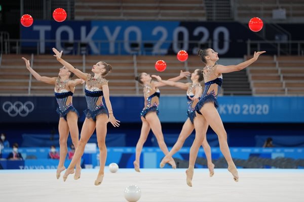 Българският ансамбъл в синхронизиран полет към върха чрез съчетанието с пет топки от квалификациите за многобоя на олимпийските игри в Токио. СНИМКА: ЛЮБОМИР АСЕНОВ, LAP.BG