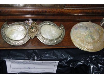 Пафти със седефени плочки и различни накити са открити в антикварния магазин в София.
