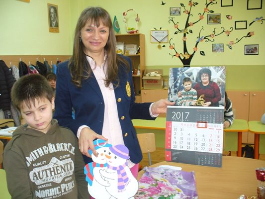 Мишо подари на д-р Хохвартер календар, на който е коледната му снимка с класната Димитринка Костова СНИМКА: Ваньо Стоилов