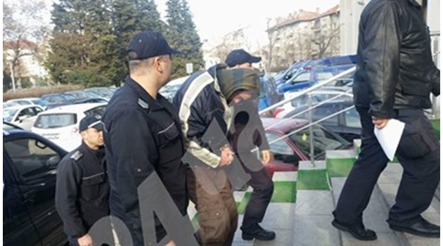 36-годишният Мариян влиза окован в Бургаския окръжен съд. Снимка:Елена Фотева