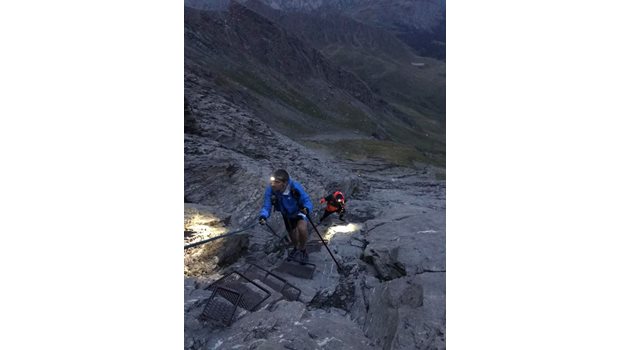 На Алпите Димитров и другарите му преодоляват трудни маршрути.