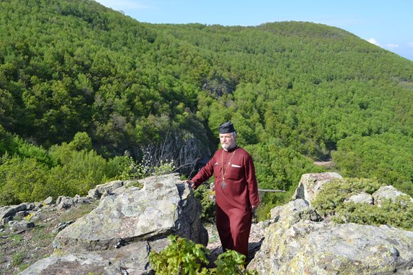 Расото беше бронята ми, казва свещеникът, който при проучванията си навсякъде е бил със свещеническите одежди.