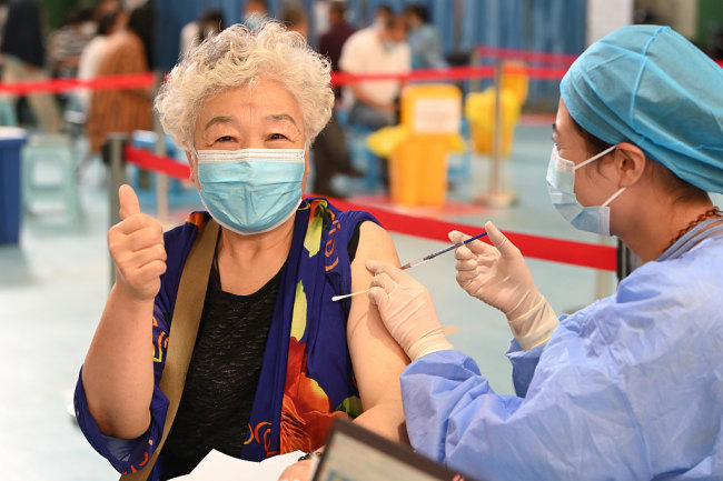 Китай ще продължи да насърчава възрастните хора да се ваксинират срещу COVID-19
