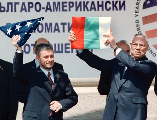 Соломон Паси с Колин Пауъл по време на визитата на държавния секретар на САЩ в София през 2003 г.