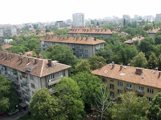 Жилищният комплекс “Яворов” не предлага особено изобилие от имоти и всяка обява за продажба бързо намира купувачи. 
СНИМКА: “24 ЧАСА”