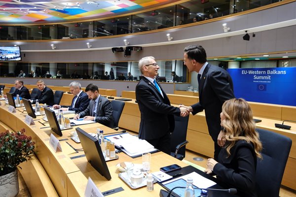 Notre Premier ministre Nikolaï Denkov et Mark Rutte échangent leurs salutations lors de la réunion UE-Balkans occidentaux.  Photo : Conseil de l’Union européenne