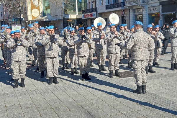 Военен оркестър изсвири маршове.