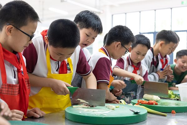 Кулинарните уроци стават все по-популярни сред младите хора в Китай