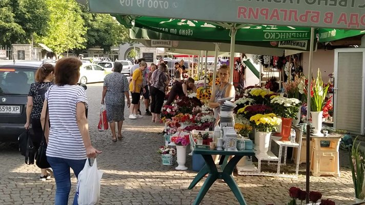 Цветарите пред траурните паркове в Пловдив очакват да продадат стоката си.