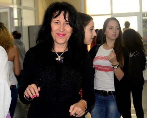 Снимкa: Радостина Георгиева - директорката на бургаската гимназия