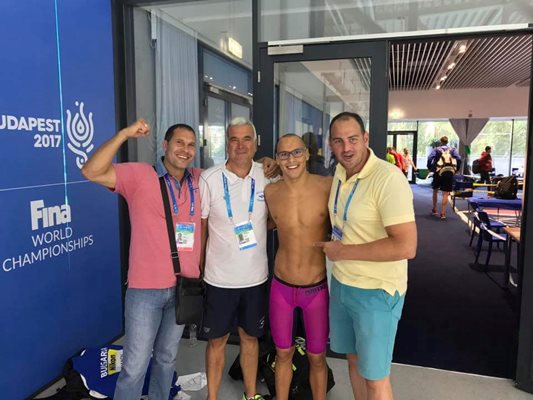 Бащата на Антъни, треньорът му Николай Вакареев и една от емблемите на българското плуване Петър Стойчев в Будапеща.