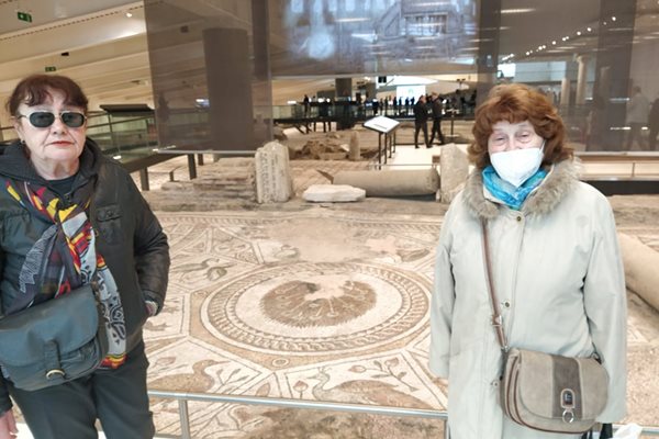 Археолозите Жени Танкова /вляво/ и Елена Кесякова, които проучиха базиликата. Те получиха специални благодарности от Нанси Шилър.