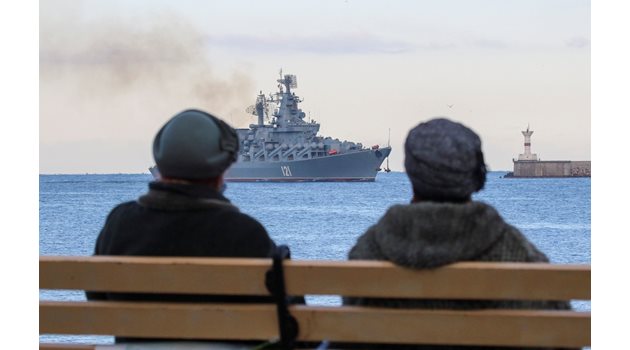 Ракетният крайцер “Москва” се връща в пристанището на Севастопол на п-в Крим след проследяване на военни кораби на НАТО в Черно море през ноември.

