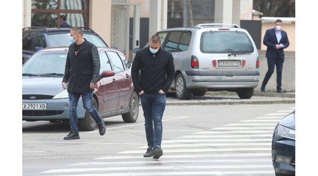 Никола Асенов, Георги Асенов и Бисер Митрев (отляво надясно) пристигат на заседание по делото в Специализирания наказателен съд. 