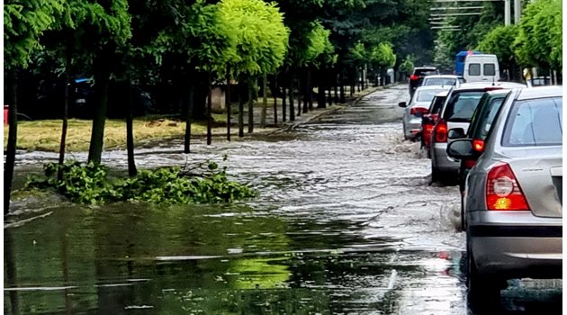 Част от улиците в Русе бяха наводнени след пороя.

СНИМКИ: РОСЕН МОЛЛОВ И ФЕЙСБУК ПРОФИЛ НА ПЕНЧО МИЛКОВ