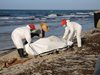 Откриха телата на над 20 мигранти в лодка в Средиземно море