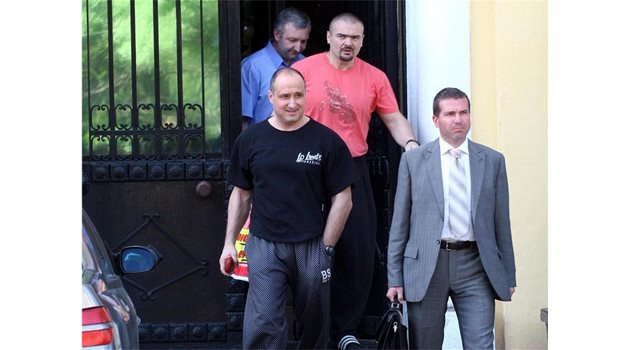 НАВЪН: Пламен Галев и Ангел Христов излизат от ареста, съпроводени от адвокатите си Менко Менков (отпред) и Йордан Киров.