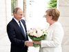 Путин посреща  Меркел с рози, обсъждат света (Обзор)
