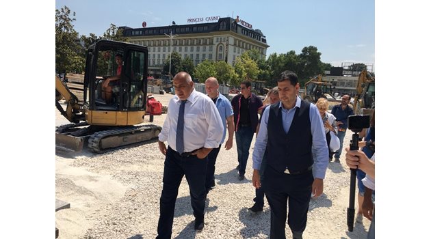 Премиерът инспектира реконструкцията на централния площад в Пловдив.
