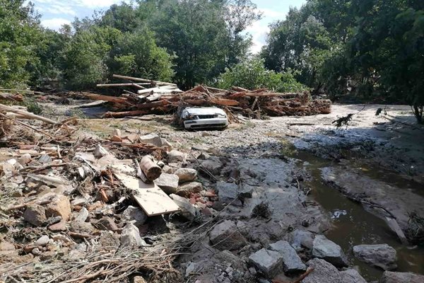 Карловското село Каравелово е кошмарна гледка след бедствието.