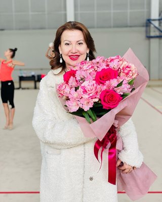 Илиана Раева сияе с огромния букет