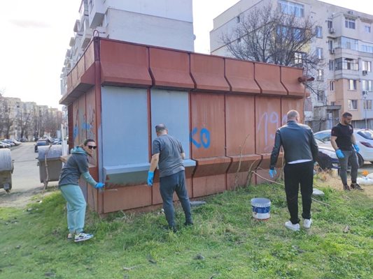 Металният павилион до игрището също е пребоядисан.