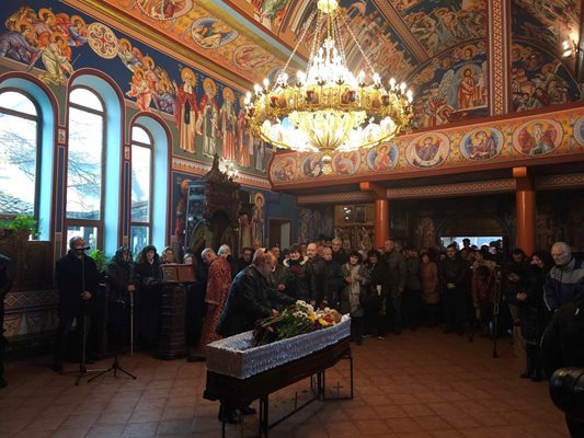 Стотици се прощават с отец Боян Саръев в църквата, където той служи 33 години. СНИМКИ: НЕНКО СТАНЕВ