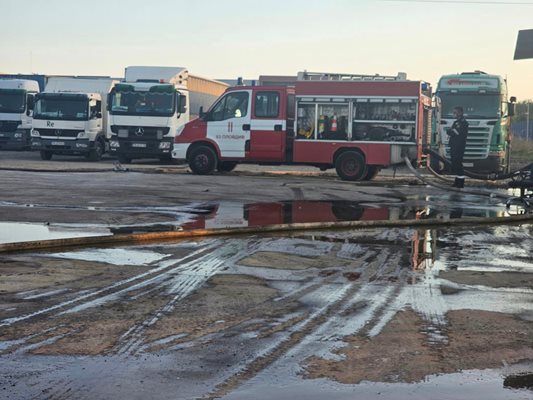 13 екипа се бореха с огромния пожар.