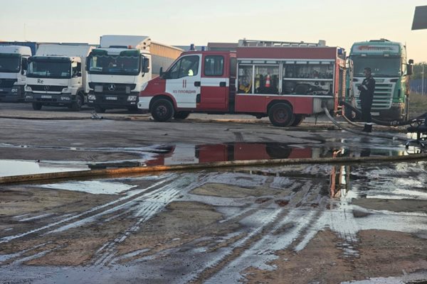 13 екипа се бореха с огромния пожар.