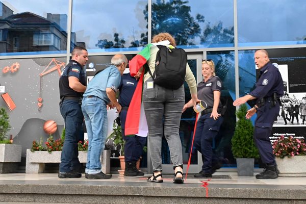 They pour red paint in front of the Russian Cultural and Information Center in Sofia