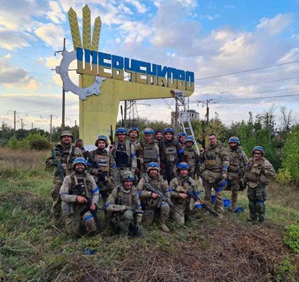 Украински войници позират в освободения град Шевченково. СНИМКА: Териториална отбрана на украинските въоръжени сили/РОЙТЕРС