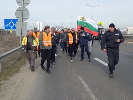Фермерите пробиха полицейския кордон и излязоха на магистрала "Тракия" край Пловдив.