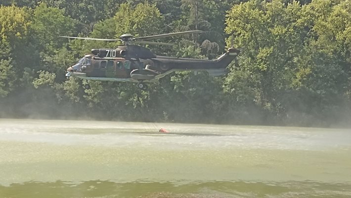 Наш военен хеликоптер черпи вода от езерото в Старозагорски минерални бани, за да участва в гасенето на пожара край Стара Загора.