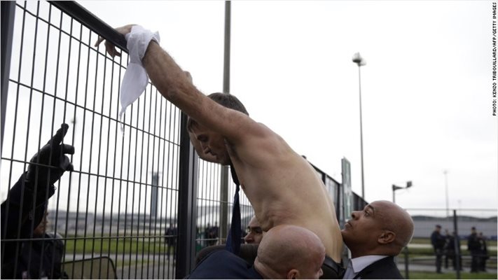 Шефът на “Човешки ресурси” в “Ер Франс” остана без риза и прескача гол ограда, за да се спаси от разярената тълпа.
