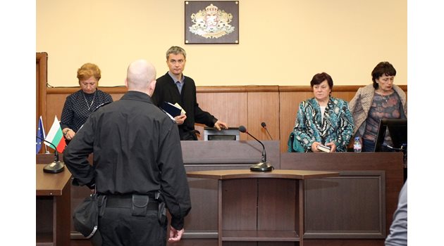 Съдия Иво Хинов за втори път пуска Иванчева под домашен арест. Този път реши да не чака апелативният съд, а незабавно да освободи от ареста подсъдима кметица.