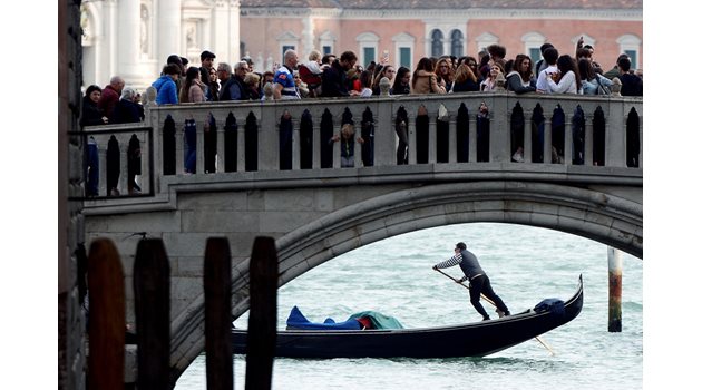 Романтиката на Венеция се губи на фона на тълпите от туристи.