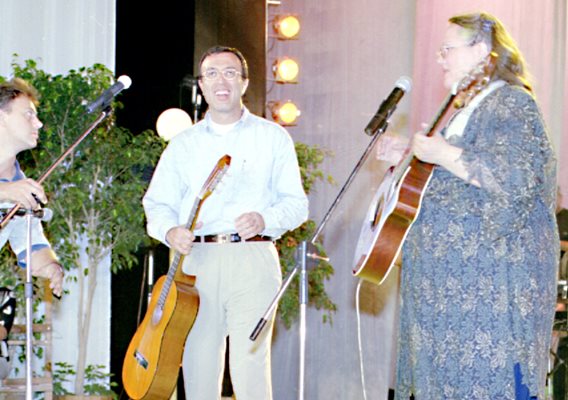 През 2001 г. Петър Стоянов се качи на сцената на концерт на “Фамилия Тоника”, за да пее и свири с любимата си група.