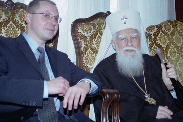 2002 г. Сергей Станишев отива при патриарх Максим.
