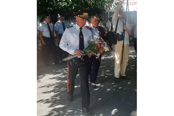 Ст.комисар Калоян Калоянов и областният управител Стойко Танков поднесоха цветя в памет на загиналите служители на МВР. Снимки: Тони Щилиянова