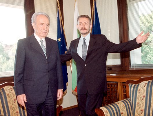 Президентът на Израел Шимон Перес с Паси в  кабинета му в София през 2002 г.