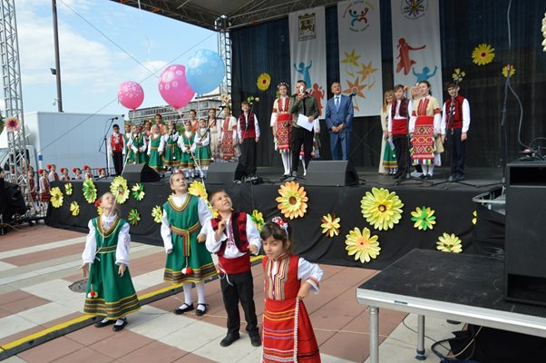 Над 900 деца на фестивала "Шарено цвете" в Благоевград.