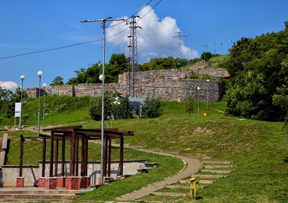 Реставрираната антична крепост “Калето”, която се намира до булеварда, кръстен на археолога Георги Александров.