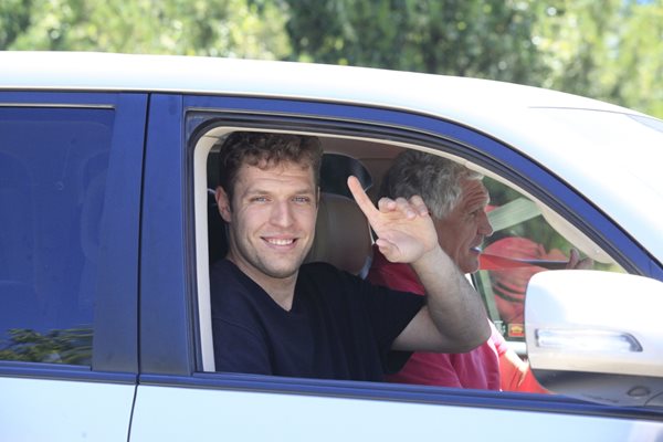 Александър Везенков поздравява от автомобила, който е шофиран от баща му Сашо Везенков.