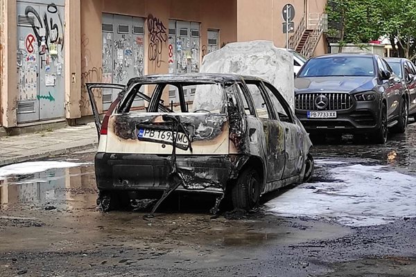Кола изгоря на метри от жилищен блок и търговски център в Пловдив (Снимки)